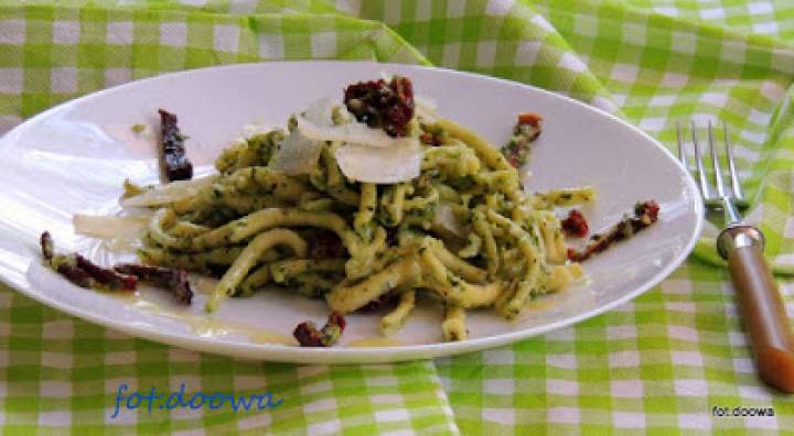 Makaron z pesto, suszonymi pomidorami i grana padano