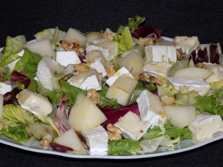 Sałatka z gruszką i serem pleśniowym