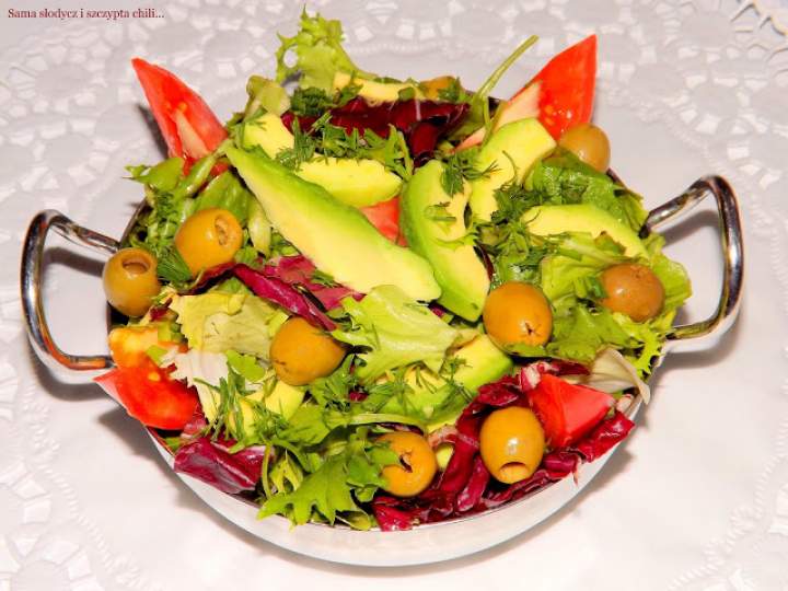 Błyskawiczna sałatka z awokado, oliwkami, pomidorami i mixem sałat.