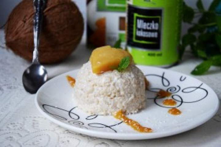 Orientalny deser ryżowo-kokosowy z mango