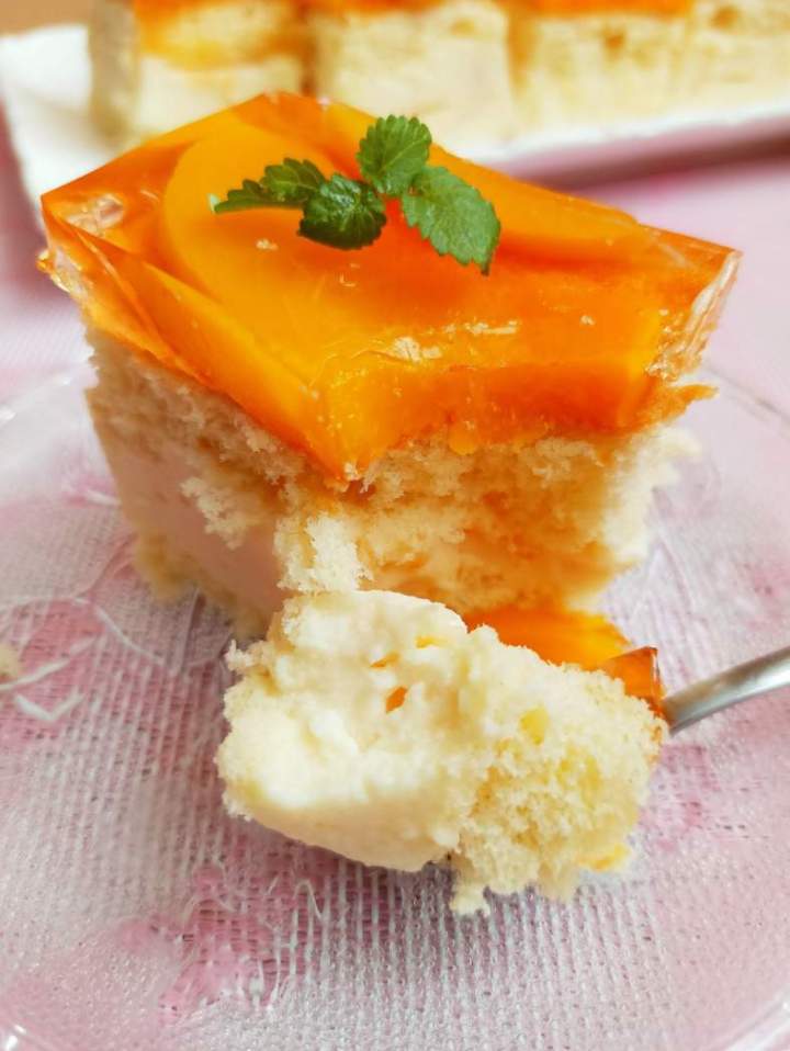 Ciasto z kisielową pianką i brzoskwiniami