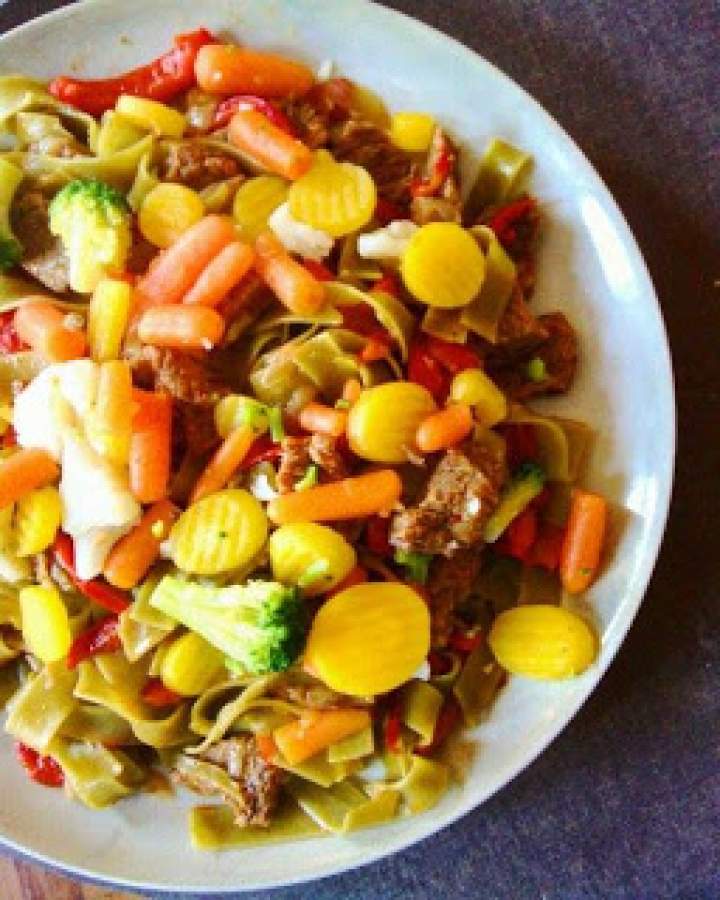 Makaron szpinakowy z wołowiną i warzywami – razem ok. 850 kcal