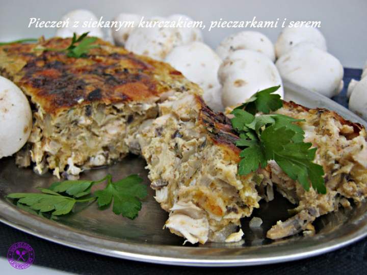 Pieczeń z siekanym kurczakiem, pieczarkami i serem