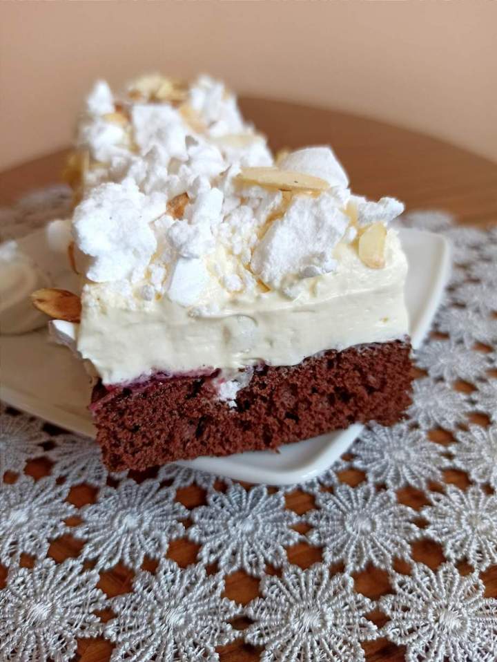 Ciasto z ajerkoniakiem i białą czekoladą