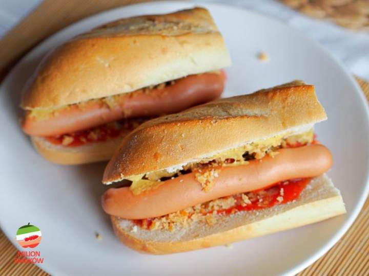 Hot dog z pomidorami, oliwkami i prażoną cebulą
