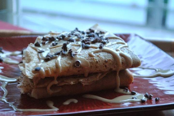 543. Ryżowe naleśniki z bananowym serkiem, dżemem jagodowym, tahini, ziarnem kakaowca