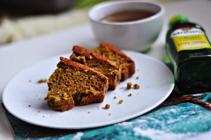 Zdrowa mini babka z oliwą i kurkumą