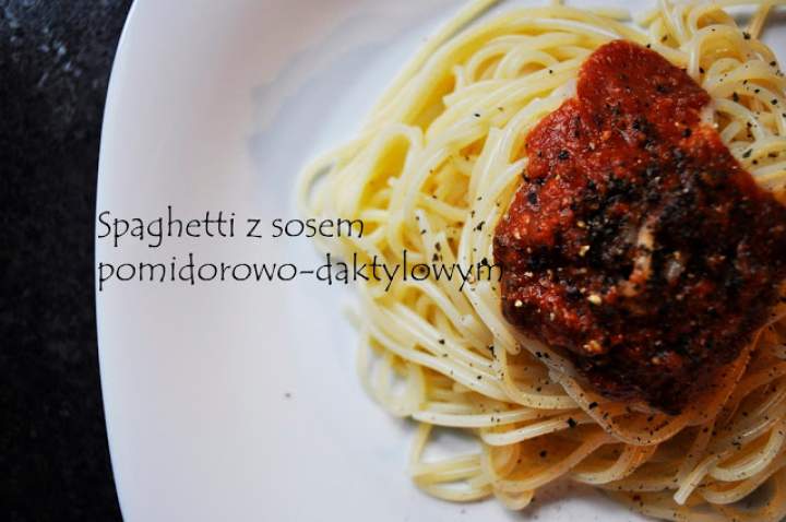Spaghetti z sosem pomidorowo-daktylowym