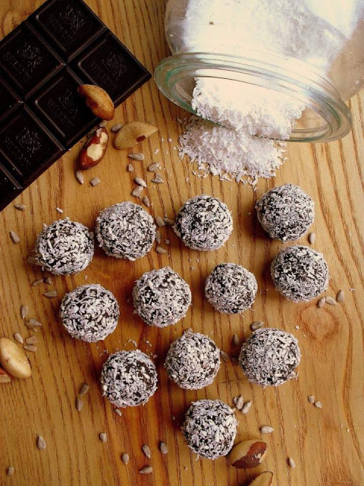 Zdrowe trufle z kakao, daktylami i kokosem / Chocolate Coconut Date Balls