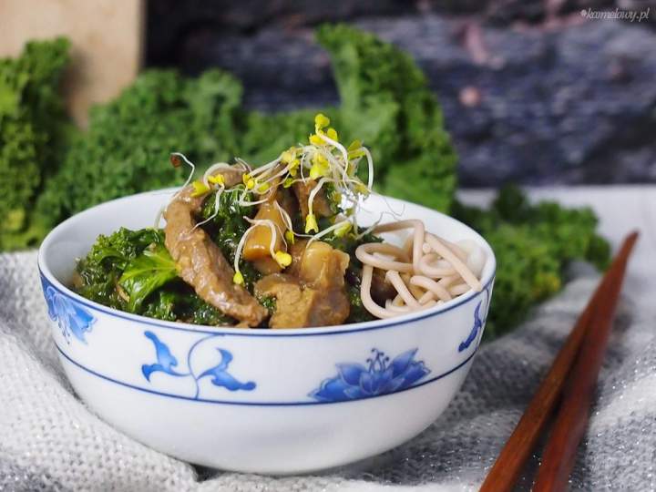 Azjatycka wołowina z jarmużem i grzybami / Asian-style beef with kale and mushrooms