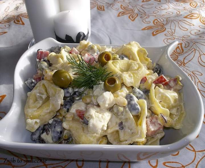 SAŁATKA Z TORTELLINI I OLIWKAMI ZIELONYMI