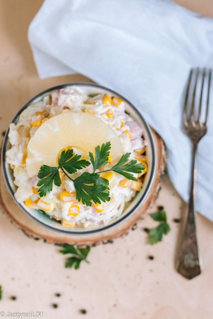 Sałatka z selerem konserwowym, ananasem i szynką