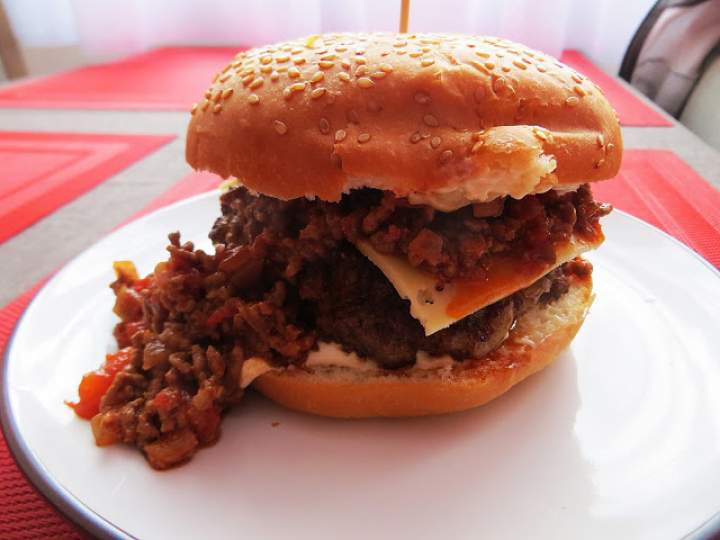 Hamburger z Chili con carne.
