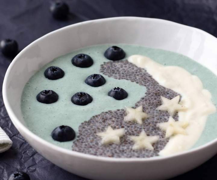 banan + jogurt roślinny + chlorella