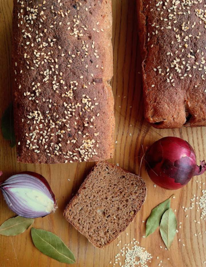Chleb orkiszowy z cebulką i ziołami / Spelt Bread with Onion and Herbs