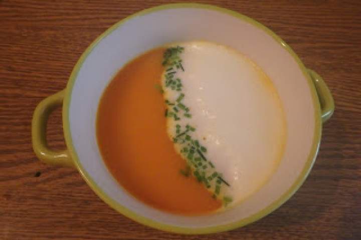 Zupa krem z marchewki z mleczną pianką i szczypiorkiem