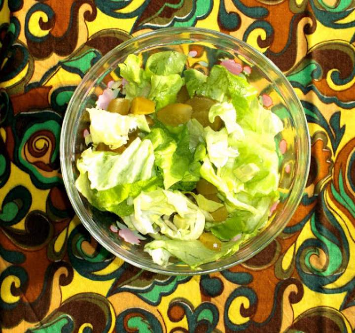 Zielona surówka z sałaty masłowej i ogórka kiszonego