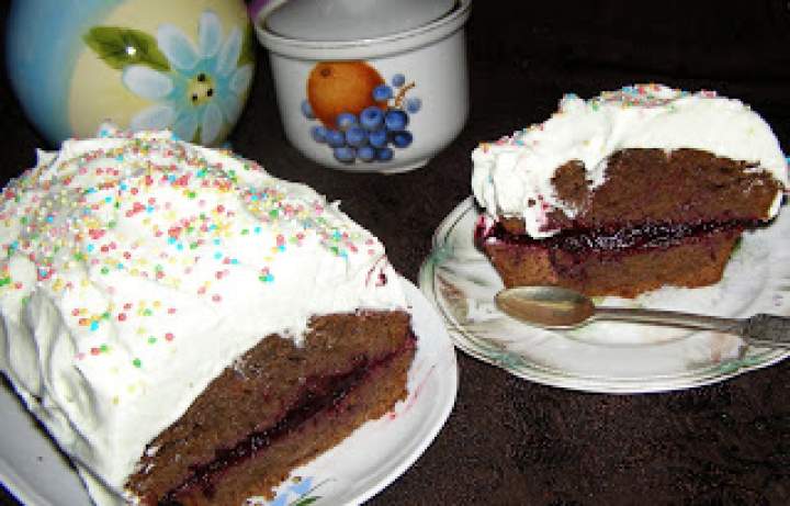 buraczkowe ciasto z aronią i bitą śmietaną…