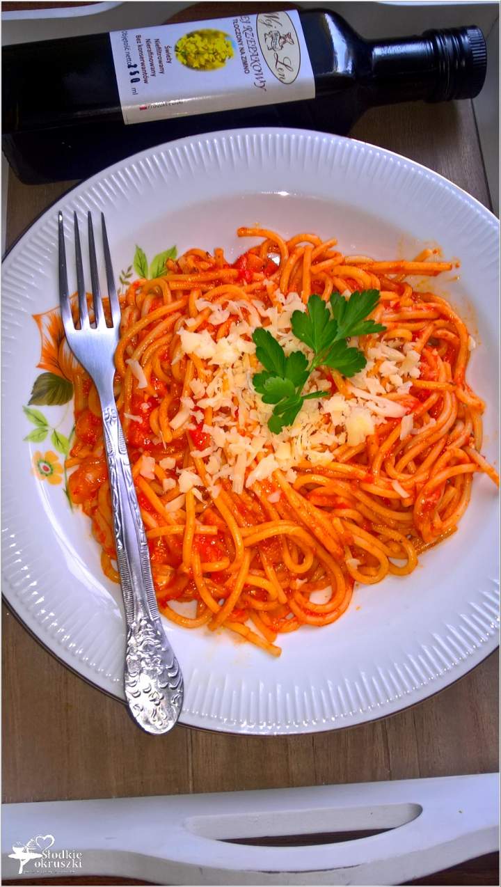 Spaghetti w czerwonym paprykowo-serowym sosie