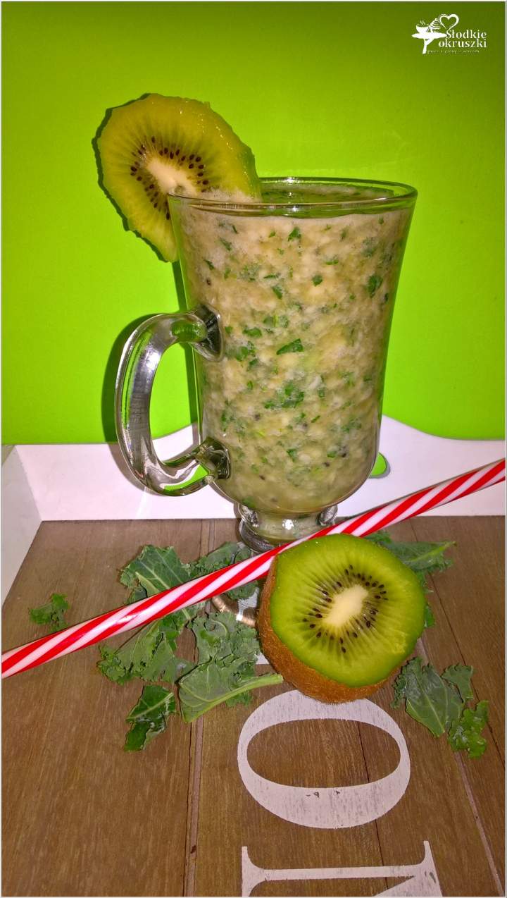Zielone smoothie z jarmużem, kiwi i sokiem jabłkowo-rabarbarowym