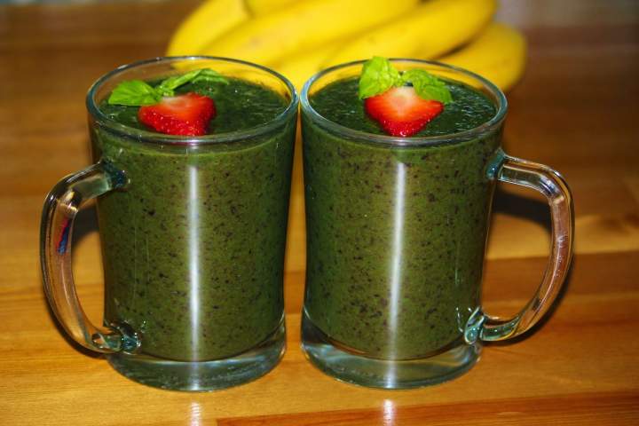 szpinak + banan + ananas + maca + chlorella + jagody