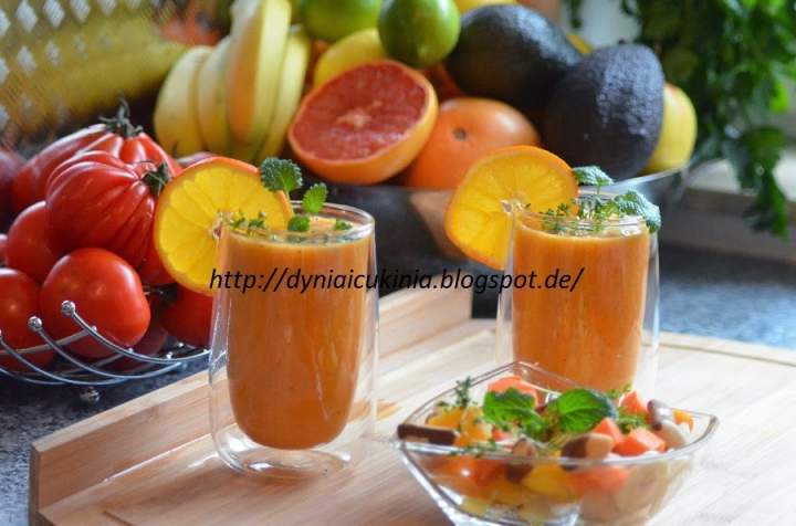 Pomarańczowe owocowo-warzywne smoothie