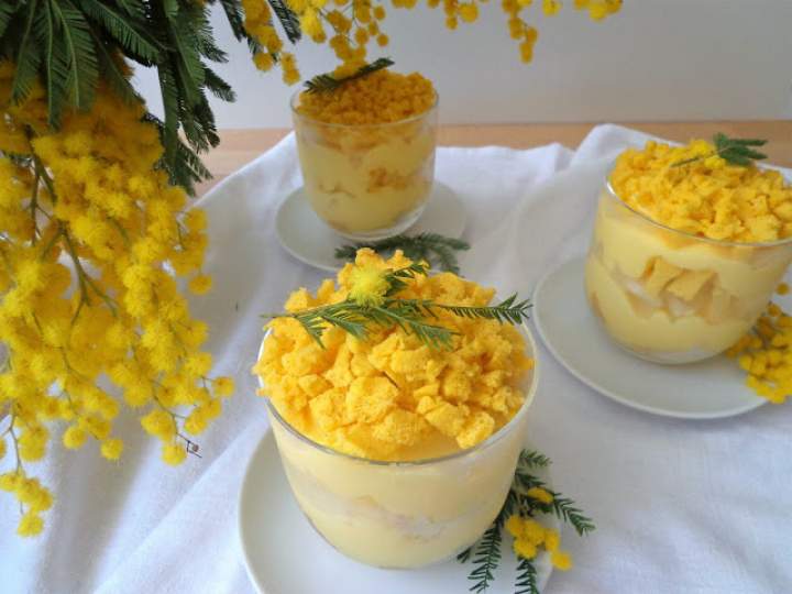 Włoski deser mimoza (Dessert mimosa al cucchiaio)