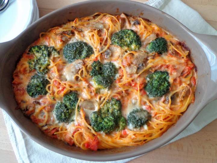 Spaghetti zapiekane z sosie śmietanowo-pomidorowym z brokułami, szynką i pieczarkami (Spaghetti con broccoletti, prosciutto e champignon al forno)