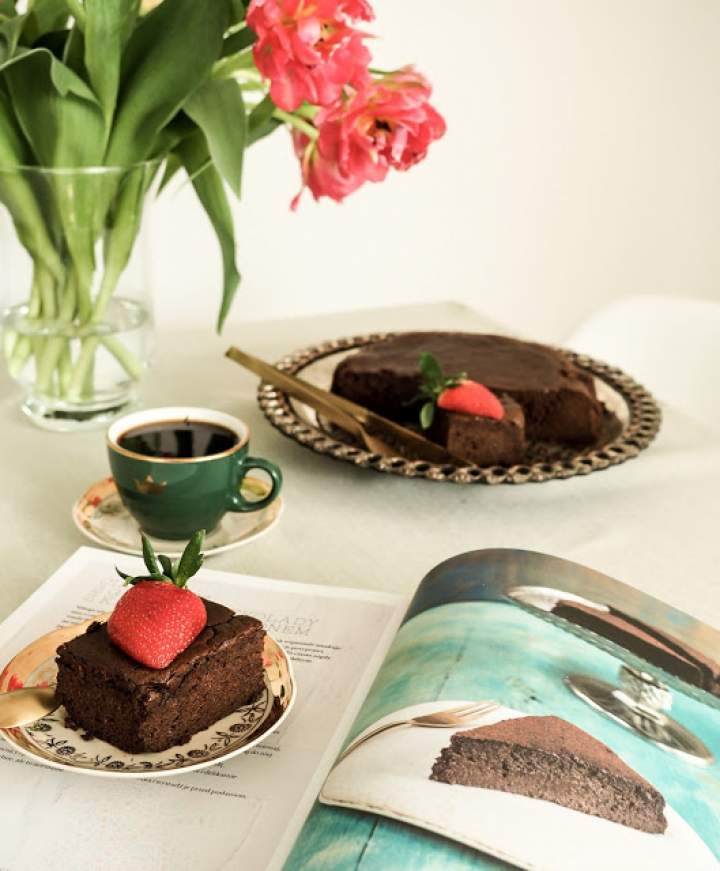 Sirocco Sabriny Ghayour. Ciasto – mus z gorzkiej czekolady z kawą i kardamonem.