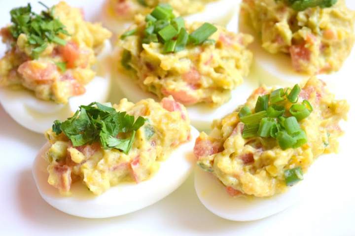 Dietetyczne jajka faszerowane – z awokado i pomidorem :)