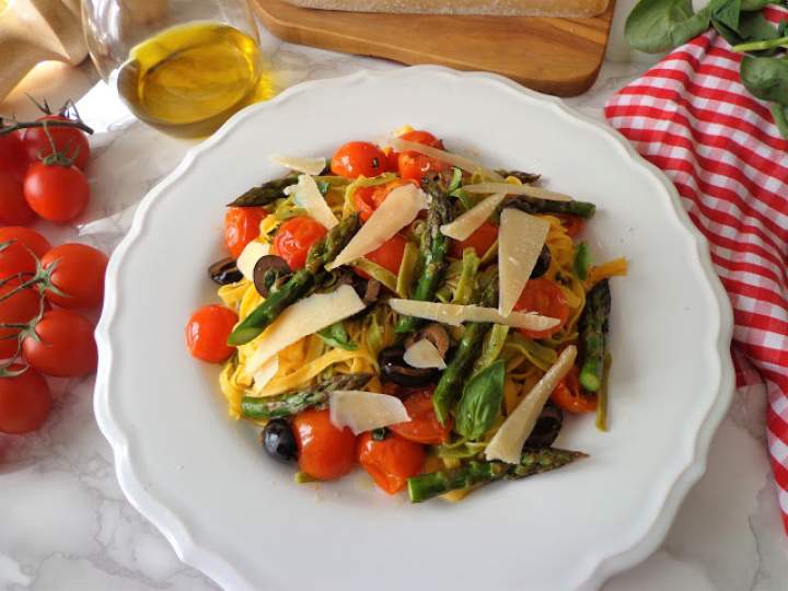 Makaron paglia e fieno z pieczonymi szparagami, pomidorkami i czarnymi oliwkami (Pasta paglia e fieno con asparagi, pomodorini e olive nere)