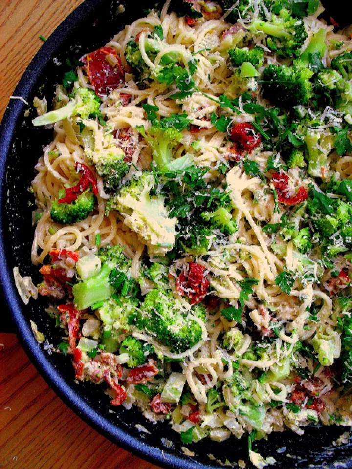 Makaron z brokułami i suszonymi pomidorami / Pasta with Broccoli and Sun-Dried Tomatoes