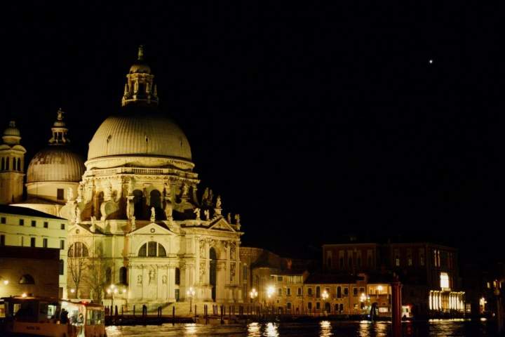 Wenecja to… Mini przewodnik po nocnym mieście