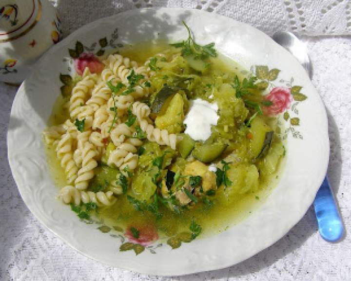 zielona warzywna zupa z makaronem na skrzydełkach…