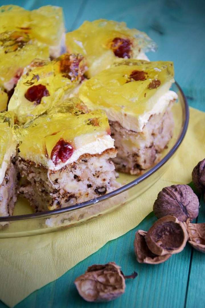 Ciasto orzechowo jabłkowe z ananasem i galaretką