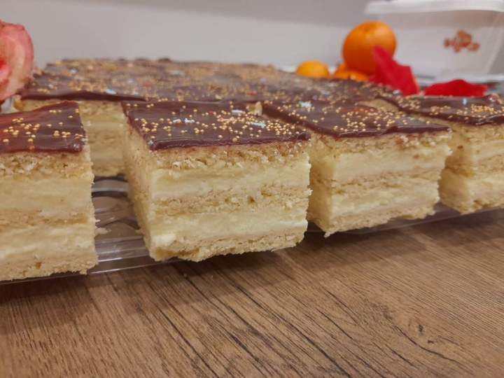 Sernik gotowany na kruchych plackach