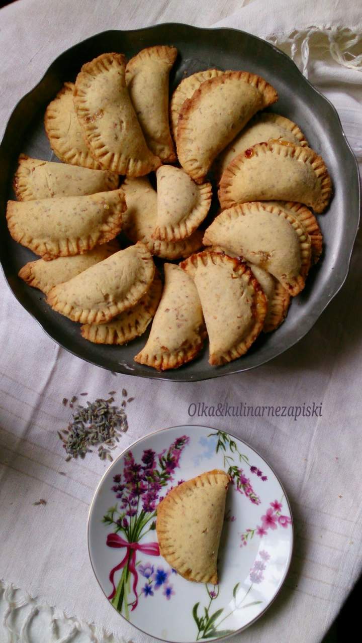 PIEROŻKI LAWENDOWO PISTACJOWE Z NADZIENIEM MORELOWYM czyli wyzwanie kulinarne