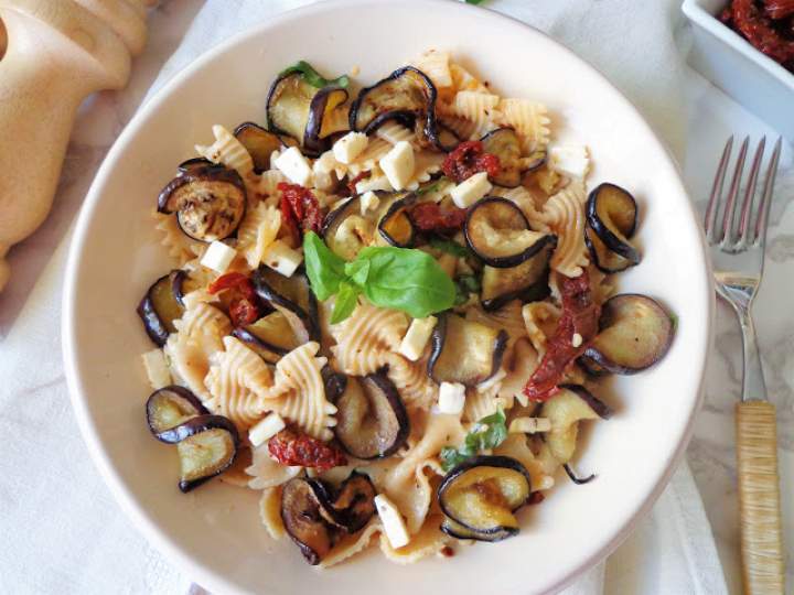 Makaron z bakłażanem, suszonymi pomidorami i serem feta (Pasta con melanzane, pomodori secchi e feta)