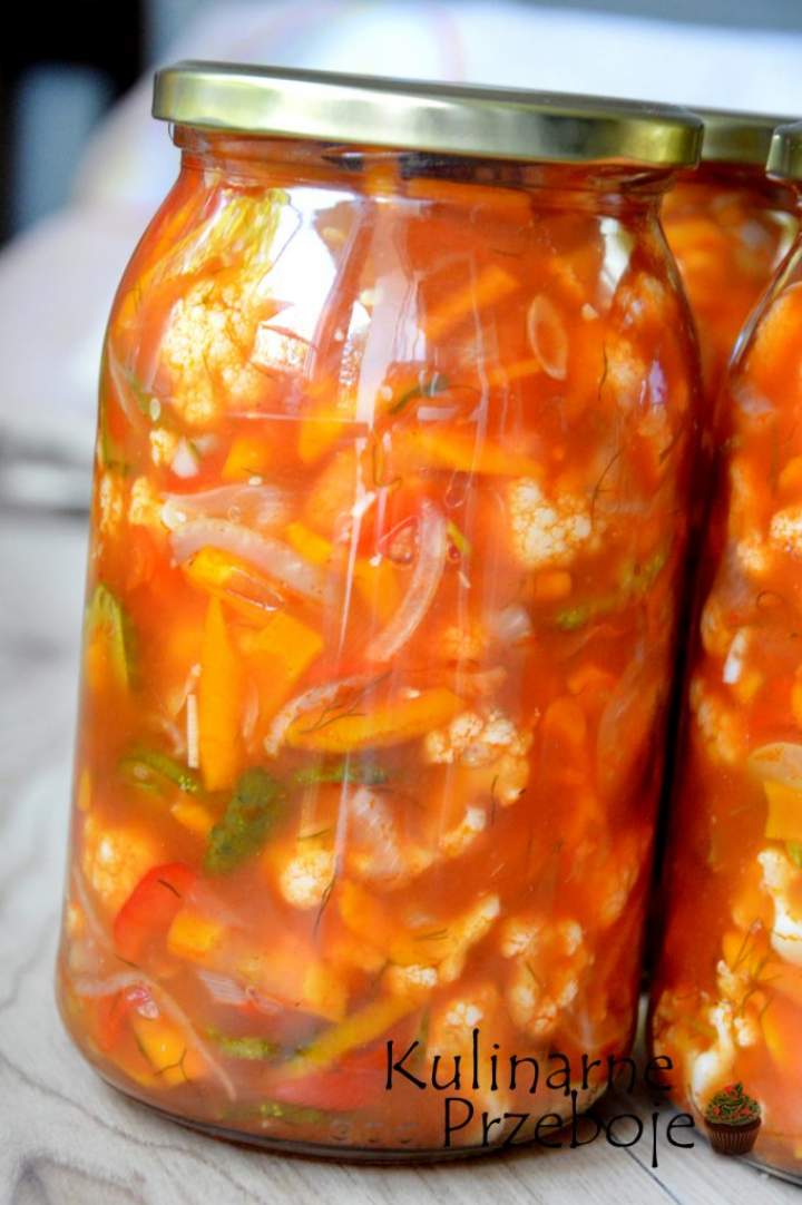 Sałatka z kalafiora w zalewie pomidorowej – do słoików na zimę