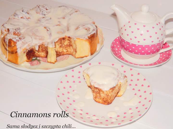 Cinnamons rolls z sosem śmietanowo – waniliowym.