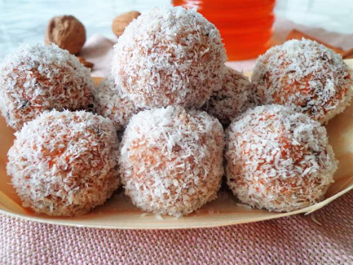Z cyklu: Dla dzieci – Marchewkowo-kokosowe kuleczki (Ricette per bambini: Bocconcini al cocco e carote)