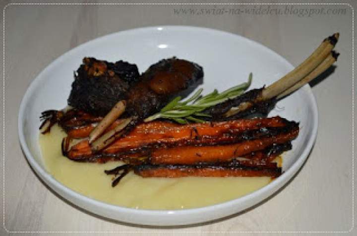 Żeberka z dzika z glazurowanymi marchewkami i puree ziemniaczano-selerowym