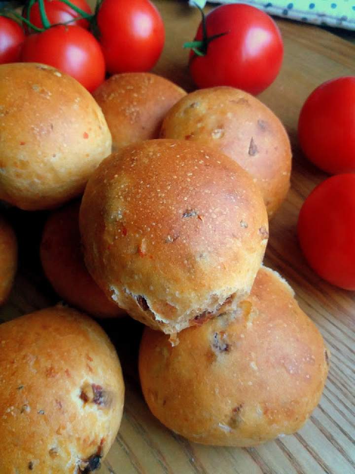 Bułeczki z suszonymi pomidorami / Sun-Dried Tomato Rolls