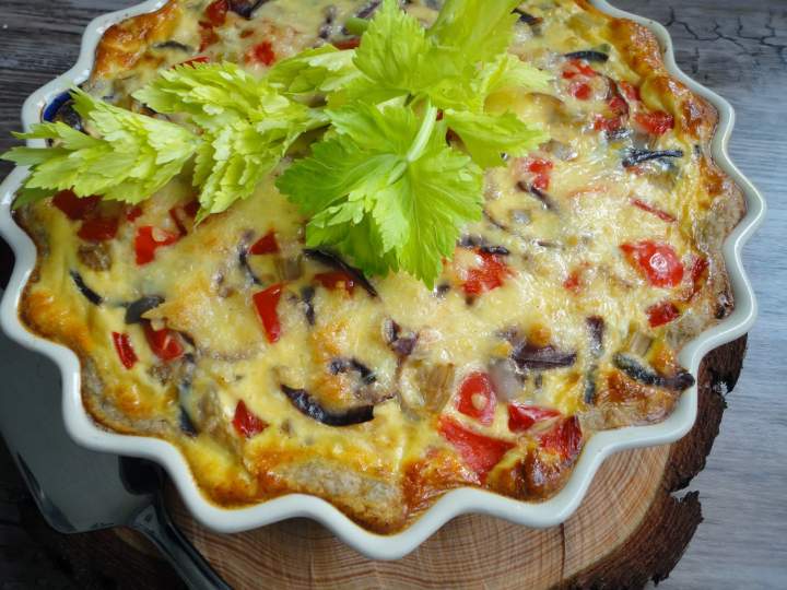 Quiche pełnoziarnisty z tuńczykiem i cebulą