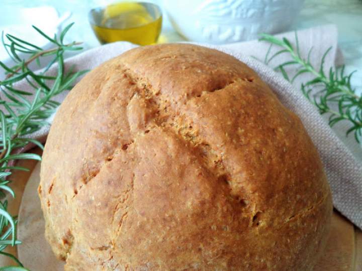 Z cyklu: Domowe pieczywo – Chleb razowy z rozmarynem, bez drożdży (Pane integrale con rosmarino, senza lievito)