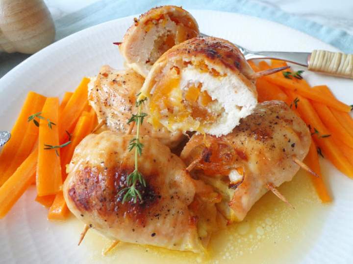 Pieczone roladki z piersi z kurczaka z jabłkami i suszonymi morelami (Involtini di pollo con carote e albicocche secche al forno)