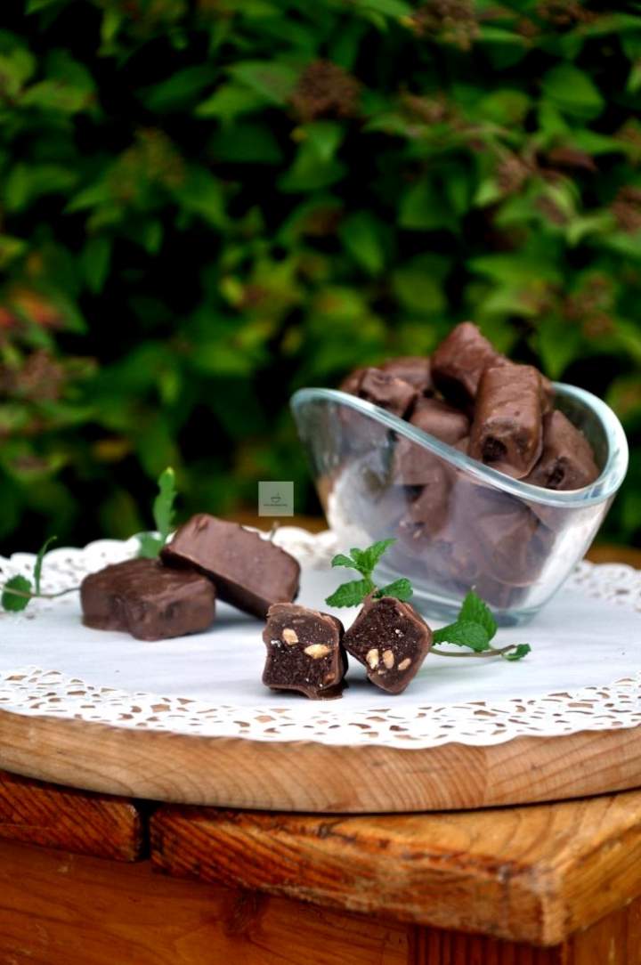 Domowe cukierki czekoladowe z orzechami