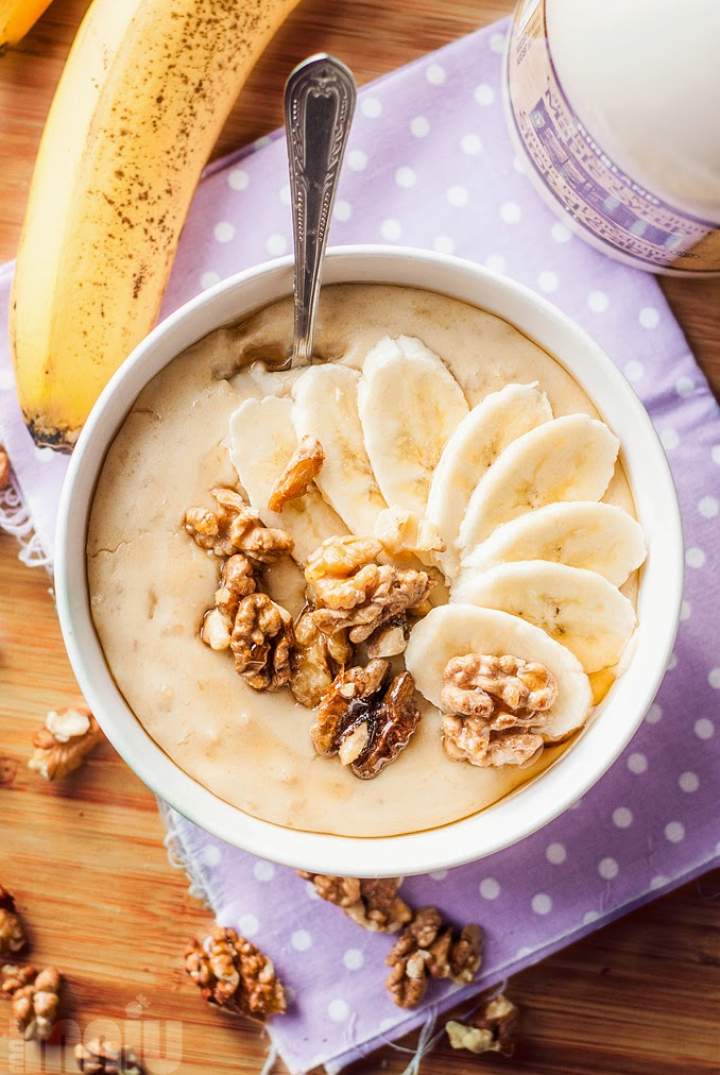 OWSIANKA Z KARMELIZOWANYMI ORZECHAMI WŁOSKIMI, BANANEM I SYROPEM KLONOWYM