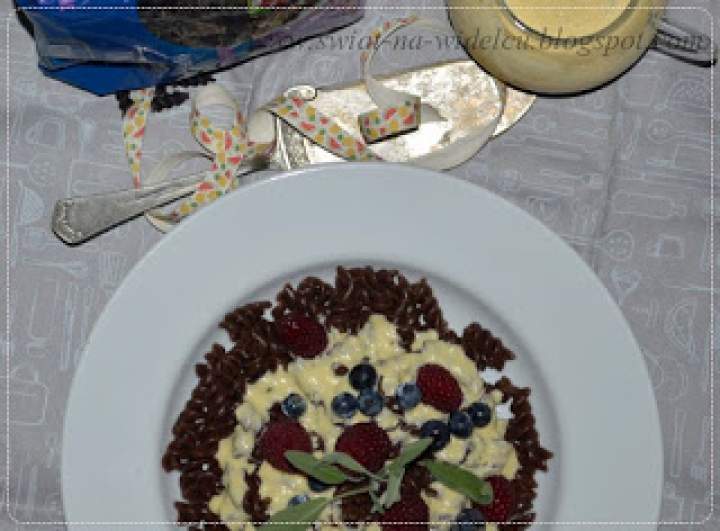 Makaron czekoladowy z sosem waniliowym i owocami