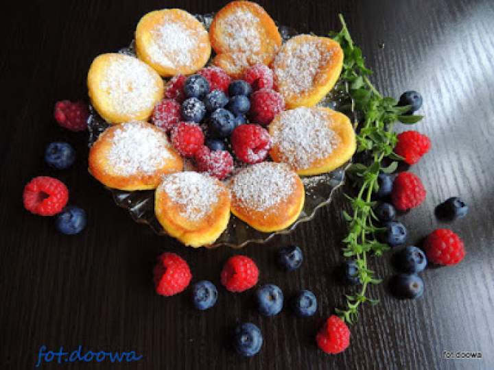 Placuszki biszkoptowe z owocami i cukrem pudrem